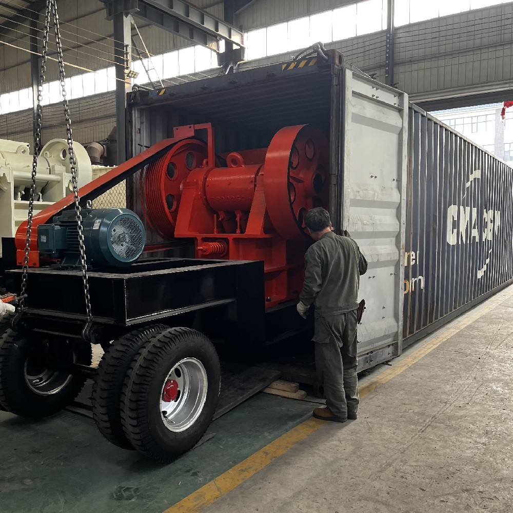 On-site inspection of the PE400X600 mobile jaw crusher shipped by Kaigao Machinery to the Democratic Republic of Congo.